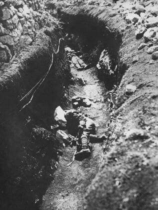 WW1: Italian dead in the trenches on Monte San Michele near Gradisca, Isonzo Valley. !AUFNAHMEDATUM GESCHÄTZT! Mono Print UnitedArchives0775287