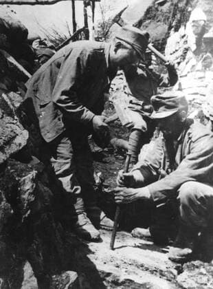 WW1: Building shelter on Isonzo front-line. !AUFNAHMEDATUM GESCHÄTZT! Mono Print UnitedArchives0775291