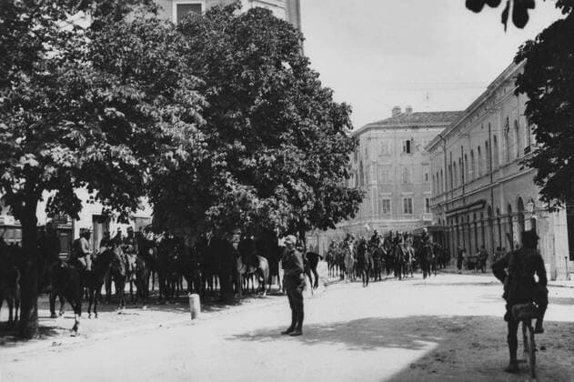 WW1: Italian cavalry in Gorizia. Isonzo Valley. !AUFNAHMEDATUM GESCHÄTZT! Mono Print UnitedArchives0775322
