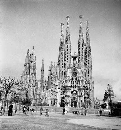 La Sagrada Familia , Barcelona , Spain , ( Temple Expiatori de la Sagrada Familia ) the unfinished Catholic basilica designed by the celebrated Art Nouveau architect Antoni Gaudi . 1949 Mono Negative !AUFNAHMEDATUM GESCHÄTZT! UnitedArchives1156254