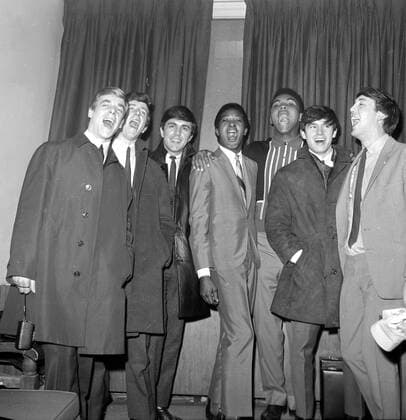 New York : Tottenham London Rock - N - Roller Dave Clark seems to have two new additions to his chart topping Dave Clark Five . Left to right Lenny Davidson , Rick Huxley and Dace Clark of the five ; American singer Sam Cooke and World Heavyweight Champion Cassius Clay ; Dennis Payton and Mike Smith of the five . The Group appears on the Ed Sullivan television show on March 18th . 5 March 1964 Mono Negative !AUFNAHMEDATUM GESCHÄTZT! UnitedArchives1156631