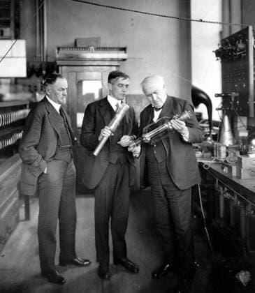 George Morrison on the left, manager of the General Electric Works, and Thomas Alva Edison with Dr. Irving Langmuir, examining vacuum tube in research laboratory 1922. Local Caption 16150 Mono Print !AUFNAHMEDATUM GESCHÄTZT! UnitedArchives0619099