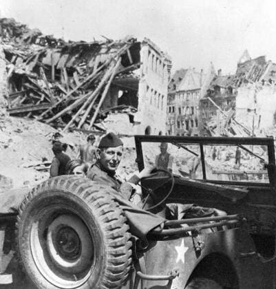 W H Auden (1907-1973) amongst the ruins of Nuremberg, May 1945. W H Auden, The Life of a Poet, by Charles Osborne. Local Caption Mono Print UnitedArchives0621331