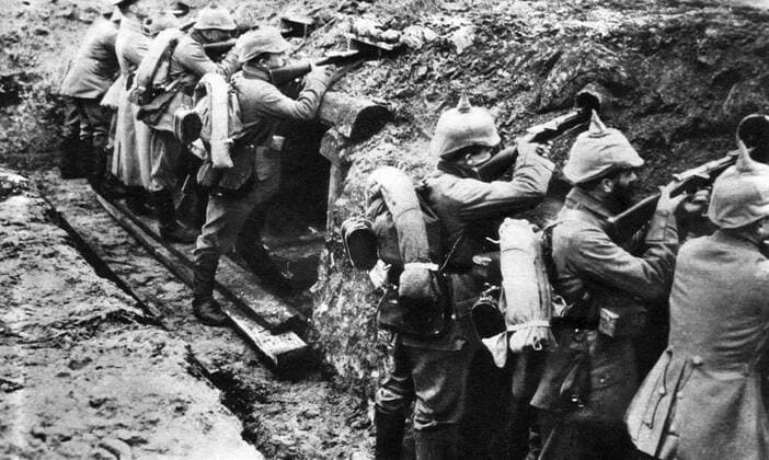 The Marne : Early Autumn - German soldiers in the trenches keep a watch September 1914 Mono Book Illustration !AUFNAHMEDATUM GESCHÄTZT! UnitedArchives1169992