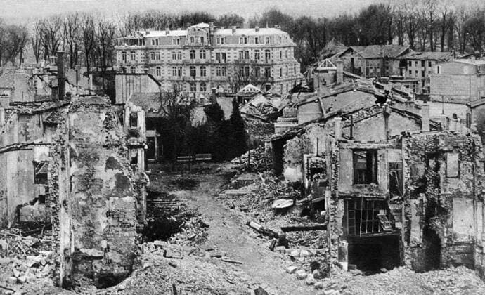 First World War A view of the shell torn city and fortress of Verdun , France , which withstood all German onslaughts 1916 Mono Book Illustration !AUFNAHMEDATUM GESCHÄTZT! UnitedArchives1170025