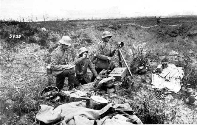 A heliograph station in action at the Chemin des Dames. A heliograph is used for signalling messages by reflecting flashes of sunlight !AUFNAHMEDATUM GESCHÄTZT! Mono Print UnitedArchives0686230