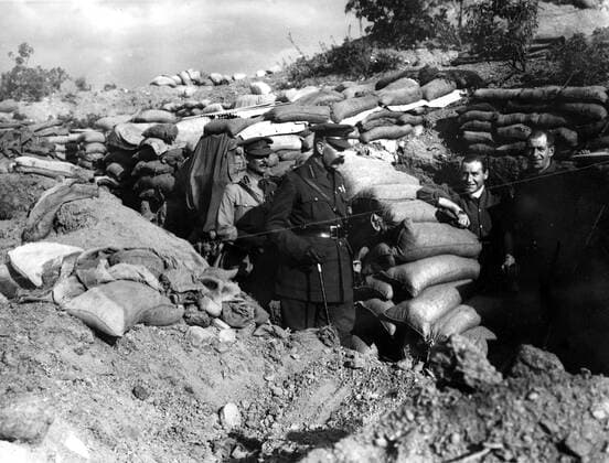 Lord Kitchener at Anzac, 13th November 1915, returning through trenches to the beach from Russell s Top & Bully Beef Sap. With him is General Birdwood Kitchener, Horatio Herbert British general in Boer War, Sudan, and World War I; won battle of Khartoum 1898; 1st Anglo-Egyptian governor-general of Sudan 1898-1899 _1850-1916 !AUFNAHMEDATUM GESCHÄTZT! Mono Print UnitedArchives0873282