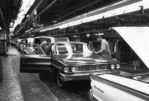 The production line at the Ford Motor Company . 1960s Mono Print !AUFNAHMEDATUM GESCHÄTZT! UnitedArchives1181531