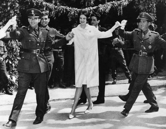 One of the traditions of the Greek Rioyal family is to celebrate the Easter Day occasion together with their guard . So King Constantine and Queen Anne-Marie following tradition , visited the Royal Guard camp - being close to the palace - in order to wish their guards a good Easter . The young Queen of Greece sharing a moment of the annual celebrations with officers of her guard . 12th April 1966 Mono Print !AUFNAHMEDATUM GESCHÄTZT! UnitedArchives1187700