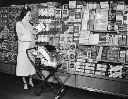The help yourself stores in America is the answer to the shopping problem. There are many advantages. Staff is cut by more than half and goods are plainly displayed for the housewife to see before she buys. On entering the store she takes a wire basket on wheels and wheeling it before her she tours the shelves on which are displayed all goods clearly marked with their prices. Her purchases completed she goes to the pay desk where the clerk reckons up the bill, takes the money and tenders an itemised receipt. 1949 Mono Print !AUFNAHMEDATUM GESCHÄTZT! UnitedArchives1192715