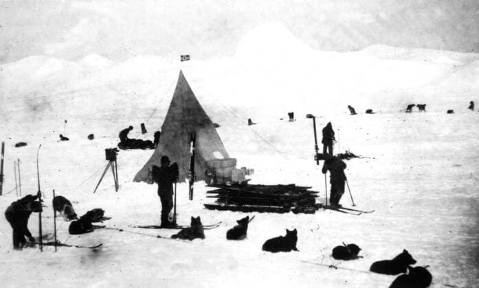 Capt Roald Amundsen and his expedition team 1911-12 1st Dog Camp Mono Print !AUFNAHMEDATUM GESCHÄTZT! UnitedArchives1056576