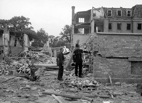 Possible UXB at Fortis Green , London - defusing unexploded bombs ( UXBs ) - 7 kg - 1940 ©TopFoto Mono Negative !AUFNAHMEDATUM GESCHÄTZT! UnitedArchives1198884