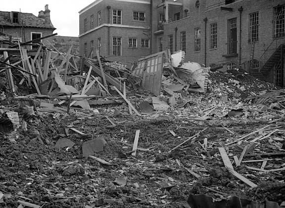 Possible UXB at Coomba Road , London - defusing unexploded bombs ( UXBs ) - 7 kg - 1940 ©TopFoto Mono Negative !AUFNAHMEDATUM GESCHÄTZT! UnitedArchives1198886