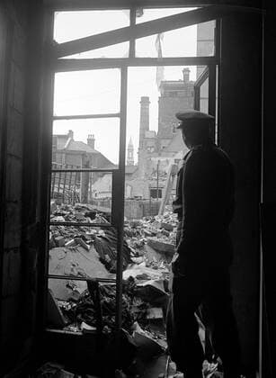 Captain H . H . observing bomb damage in London 1940 ©TopFoto Local Caption Bomb damage bomb site rubble wreckage ruin destruction destroy demolish demolished bombed Mono Negative !AUFNAHMEDATUM GESCHÄTZT! UnitedArchives1199468