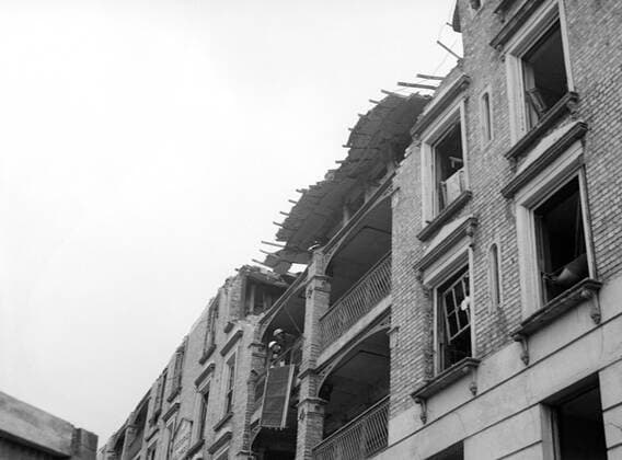 Bomb damage - 1940 ©TopFoto Mono Negative !AUFNAHMEDATUM GESCHÄTZT! UnitedArchives1199471