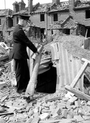 Anderson shelter where a 7 kg bombfell at Southview Road in 1940 Local Caption Bomb damage damaged bomb site rubble wreckage ruin destroy destroyed destruction demolish demolished bombed Mono Negative !AUFNAHMEDATUM GESCHÄTZT! UnitedArchives1199472