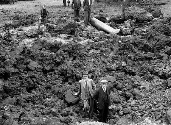 7 kg bomb left crater at Finsbury Park , London in 1940 ©TopFoto Mono Negative !AUFNAHMEDATUM GESCHÄTZT! UnitedArchives1199473