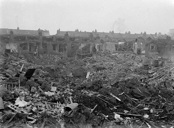 V2 bomb had landed on St Anne s Road in 1940 ©TopFoto Mono Negative !AUFNAHMEDATUM GESCHÄTZT! UnitedArchives1199532