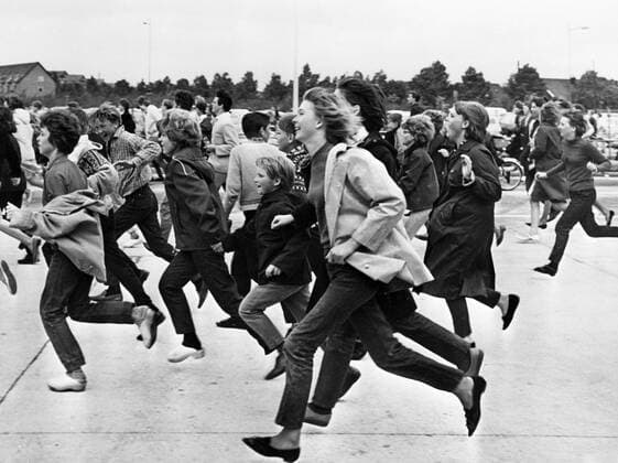 Beatle Mania - Beatles fans in Denmark running to Kastrup airport to greet their idols on 4th June 1964 Mono Negative !AUFNAHMEDATUM GESCHÄTZT! UnitedArchives1203103