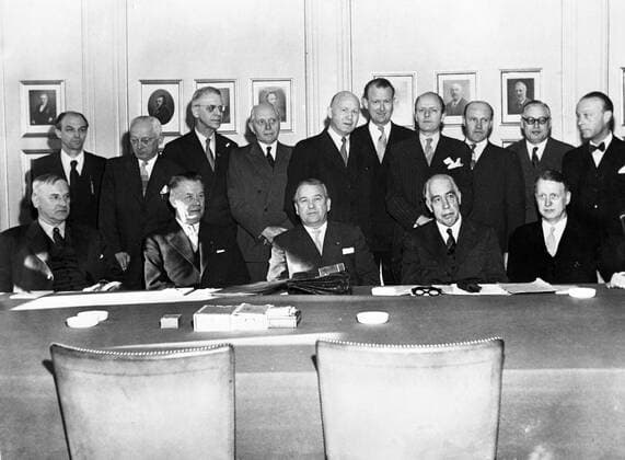 The members of the Danish Atomic Energy Commission at their first gathering left to right , first row G Hartz , Director of a Machine Factory ; Robert Henriksen , Professor Jens Moelle r, Director of a Factory , Niels Bohr , Professor; H Stevenius-Nielsen , Director of the Danish Industry Coucil . Row Behind: Left to right ; Ebbe Rasmussen , Professor Sven Werner , Professor H P Christensen , Director of Elsinore shipyard ; A K Bak , Director of Copenhagen Power Stations ; Haldor Topsoe , Constructor ; T Bjerge , Professor H H Koch , Social Ministry ; P Noergaard , State Radio ; and R.E.H. Rasmussen , Professor - 21st March 1955 ©TopFoto Mono Negative !AUFNAHMEDATUM GESCHÄTZT! UnitedArchives1203109