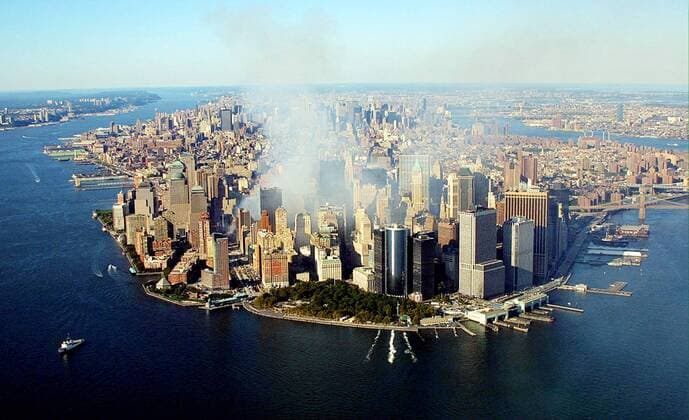 IMAGO History, Anschläge vom 11. September aus New York und Washington D.C 20 Jahre Anschläge vom 11. September: World Trade Center Smoke continues to rise from the destroyed World Trade Center on September 15, 2001, in New York. September 11, 2011 marks the tenth anniversary of the terrorist attacks on the World Trade Center, Pentagon and the crash of flight 93 in Shanksville, Pennsylvania.  WAX2011090112