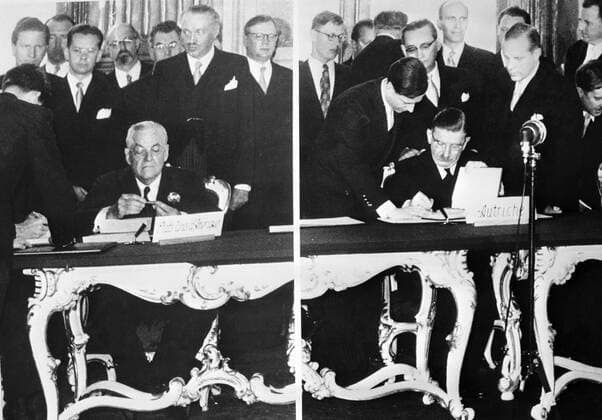 American Secretary of State John Foster Dulles ( left ) and Austrian Foreign Minister Leopold Figil ( right ) , signing the Austrian State Treaty at the Belvedere Palace , Vienna . 16 May 1955 Mono Negative !AUFNAHMEDATUM GESCHÄTZT! UnitedArchives1216831