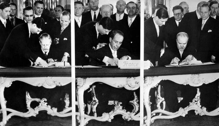 British Foreign Secretary Harold Macmillian ( left ) French Foreign Minister Antione Pinay ( middle ) and Soviet Foreign Minister V . M . Molotov ( right ) , signing the Austrian State Treaty at the Belvedere Palace , Vienna . 16 May 1955 Mono Negative !AUFNAHMEDATUM GESCHÄTZT! UnitedArchives1216834