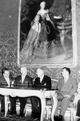 Soviet prime minister Nikita Khrushchev with Austrian president Adolf Schaerf ( 2nd from right ) is seen seated under a large painting of Maria Theresa in the Presidential Palace shortly after his arrival in Vienna this evening , in preparation for his weekend talks with U . S . President John F . Kennedy . 2 June 1961 Mono Negative !AUFNAHMEDATUM GESCHÄTZT! UnitedArchives1216854