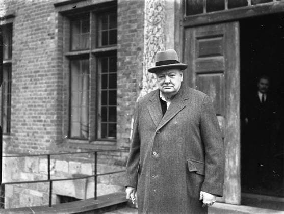 A signed portrait of Winston Churchill taken by John Topham at Chartwell. 1953 The story behind the picture: Churchill burned his hand whilst lighting a cigar. The press photographers were all there, desperate for a picture. They waited all day in freezing weather and one by one they left. The last to remain was the looming figure of John Topham, the local photographer, who refused to give up. Eventually, a grumpy Churchill emerged and John was the only one to get the shot. The next day, John turned up with a print and got Churchill s signature on it. Talk about tenacity. Mono Negative !AUFNAHMEDATUM GESCHÄTZT! UnitedArchives1217941