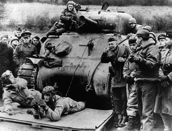 IMAGO History, Zweiter Weltkrieg: 1939 - 1945 General Eisenhower and Air Chief Marshal Tedder with US tank crew during D-Day landings June 1944 Mono Print !AUFNAHMEDATUM GESCHÄTZT! UnitedArchives1220887