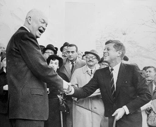 Washington U . S . A President Dwight D . Eisenhower and President Elect , John F . Kennedy pose on the steps of the White House . 6 December 1960 Mono Negative !AUFNAHMEDATUM GESCHÄTZT! UnitedArchives1221058