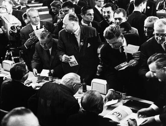 Unusual opportunity for autograph hunters ... during the German Christian Democratic Congress at Dusseldorf . Busy signing (centre, foreground ) are the Chancellor Dr Ludwig Erhard , Dr Konrad Adenauer , Party Chief and former Chancellor . 1st April 1965 Mono Negative !AUFNAHMEDATUM GESCHÄTZT! UnitedArchives1223916