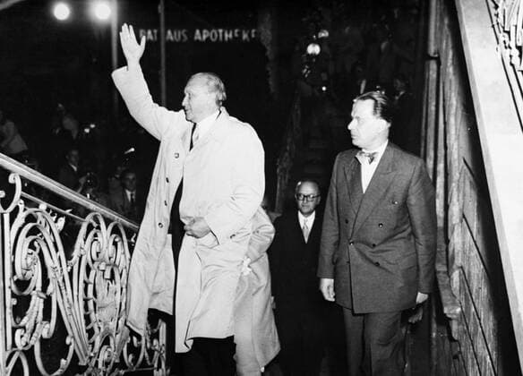 Dr Konrad Adenauer climbing up the stairs to the balcony of the city hall from where he addressed the crowd 9th September 1953 after receiving an absolute majority for his party in the general elelction Mono Negative !AUFNAHMEDATUM GESCHÄTZT! UnitedArchives1223921