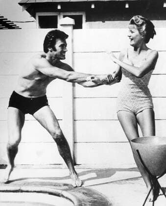 Clint Eastwood playing with his first wife , Maggie Johnson , around the swimming pool . Mono Print UnitedArchives1224974