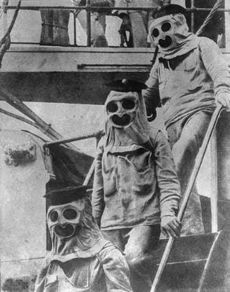 Austro - Hungarian Navy . Sailors in their gas - masks . 1916 The crew of a deck - gun on an Austro - Hungarian warship wearing their gas - masks . Mono Negative !AUFNAHMEDATUM GESCHÄTZT! UnitedArchives1226121