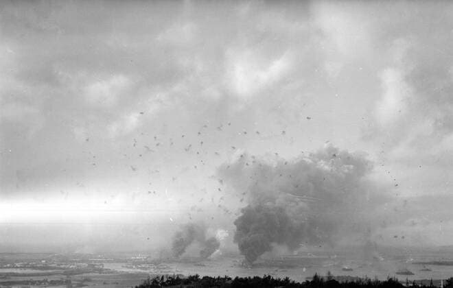 Pearl Harbour from the main land during the Japanese attack !AUFNAHMEDATUM GESCHÄTZT! Mono Print UnitedArchives1226795