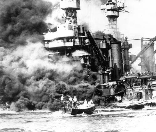 A small boat rescues a seaman from the water near the blazing USS West Virginia , which rests on the bottom after it was hit by Japanese bombs and torpedoes during the attack on Pearl Harbour 12 July 1941 Mono Print !AUFNAHMEDATUM GESCHÄTZT! UnitedArchives1226805
