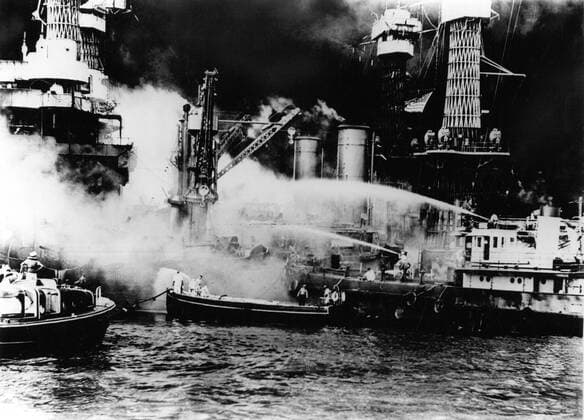 A picture taken at the time of the air attacks on Pearl Harbour battleships . In this picture , disregarding the dangerous possibilities of explosions US sailors man their boats at the side of the burning battleship USS West Virginia , to fight the flames started by Japanese torpedoes and bombs . 8 December 1941 Mono Print !AUFNAHMEDATUM GESCHÄTZT! UnitedArchives1226827