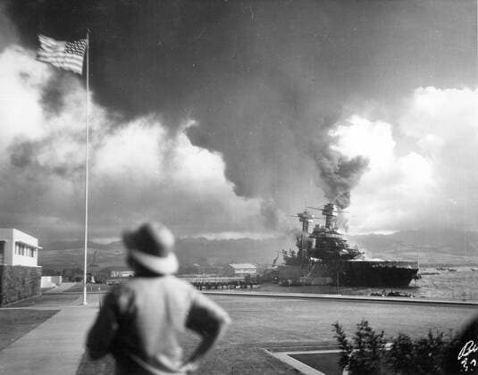 A smoking battleship can be seen in the background after the Japanese air raid on Pearl Harbour !AUFNAHMEDATUM GESCHÄTZT! Mono Print UnitedArchives1226844