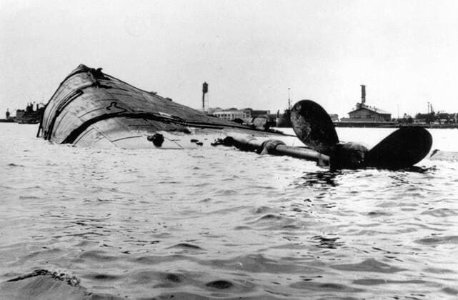 The capsized USS Utah after the Japanese attack on Pearl Harbour !AUFNAHMEDATUM GESCHÄTZT! Mono Print UnitedArchives1226845