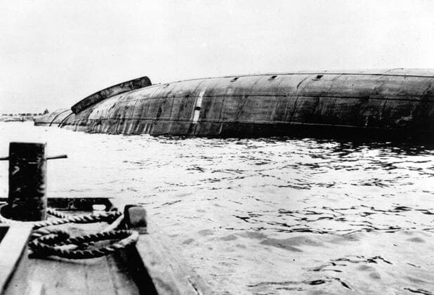 USS Battleship Oklahoma lies in the mud after the raid on Pearl Harbour !AUFNAHMEDATUM GESCHÄTZT! Mono Print UnitedArchives1226847
