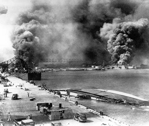 IMAGO History, Zweiter Weltkrieg: 1939 - 1945 A section of Pearl Harbour is shown shortly after the attack by Japanese war plans . The minelayer Oglala lies on its side in foreground , sunk by the concussion of a torpedo that struck the cruiser Helena . Across the water , the destroyer USS Shaw burns fiercely . 12 July 1941 Mono Print !AUFNAHMEDATUM GESCHÄTZT! UnitedArchives1226849