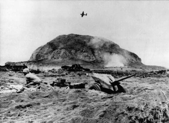 US Marines on Motoyama airfield during the Invasion of Iwo Jima !AUFNAHMEDATUM GESCHÄTZT! Mono Print UnitedArchives1227310
