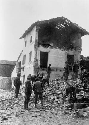 Italian Front . The ruins of a hospital in Italy bombarded by the Austrians . 1917 Mono Negative !AUFNAHMEDATUM GESCHÄTZT! UnitedArchives1231705