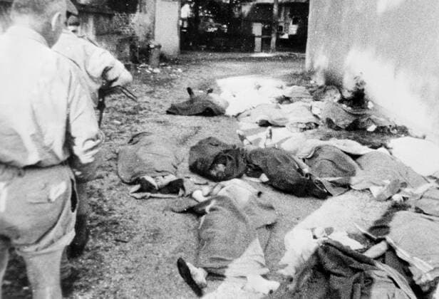 Stanleyville , Congo Coverd by blankets at the back of the Victoria Hotel here are the bodies of the white hostages who were machine-gunned to death by Congolese rebels in Stanleyville, 24th November 1964 on the dropping of Belgian paratroopers . The hostages , mostly Belgians and Americans , and including men , women and children , were fired on by the rebels after being ordered to sit in the street in front of the hotel . Mono Negative !AUFNAHMEDATUM GESCHÄTZT! UnitedArchives1239680