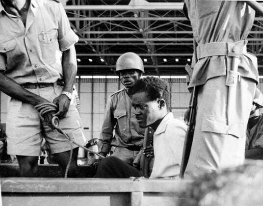 Leopoldville : A group of soldiers of Colonel Mobutu s forces roughly man handle ex Congo Premier Patrice Lumumba ( centre white shirt ) after he was brought here after his arrest here on December 3rd . 5 December 1961 Mono Book Illustration !AUFNAHMEDATUM GESCHÄTZT! UnitedArchives1239710