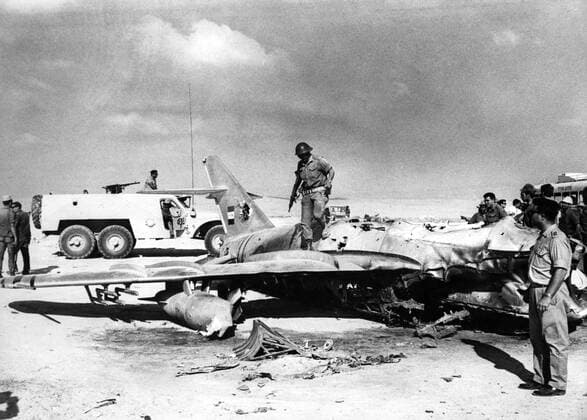 An Egyptian MiG - 17 fighter shot down by the Israelis is seen today , 8th June 1967 , being inspected by Israeli troops . Israel said today fighting continued in the region of the Key Mitla Pass in the Sinai peninsula , about 30 miles east of the Suez canal Mono Print !AUFNAHMEDATUM GESCHÄTZT! UnitedArchives1246634