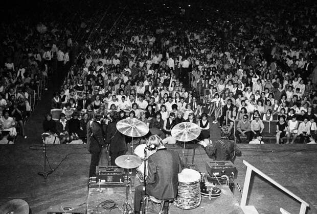 The Beatles performing at Milwaukee Arena , USA 10th September 1964 Mono Negative !AUFNAHMEDATUM GESCHÄTZT! UnitedArchives1247782