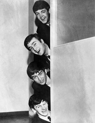 The Beatles playing peek - a - boo around a door. 8th October 1963 Mono Negative !AUFNAHMEDATUM GESCHÄTZT! UnitedArchives1247862