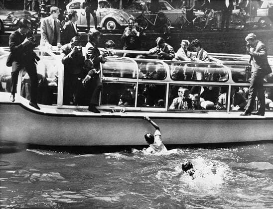 Beatlemania in Amsterdam . Fans swim out to try and reach the Beatles sightseeing boat . 6th June 1964 Mono Negative !AUFNAHMEDATUM GESCHÄTZT! UnitedArchives1247992
